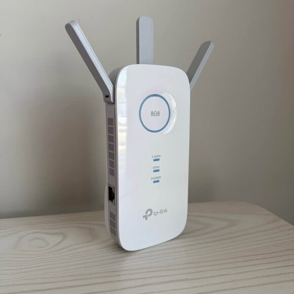 TP-Link RE550 AC1900 Wireless Dual Band Wi-Fi Range Extender Booster - Picture 1 of 6